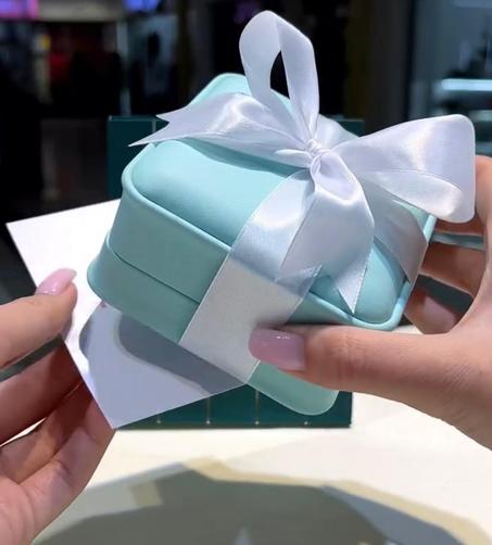 سوار بأحجار الماس الخضراء مع علبة فاخرة 🇫🇷