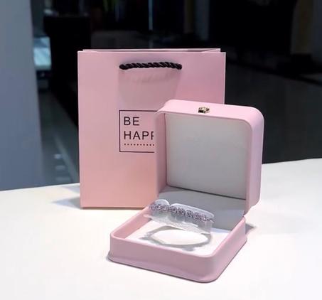 سوار بأحجار الماس الوردية مع علبة فاخرة 🇫🇷