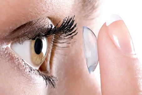 lentilles de contact transparentes