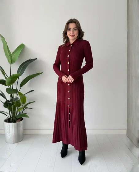 Robe tricotée avec boutons métalliques