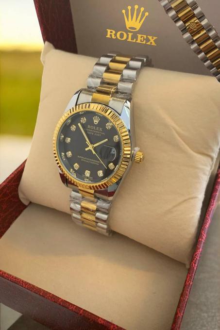 ساعة نسائية بسوار ذهبي