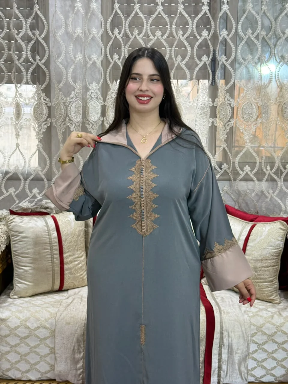 *🛍️لإطلالة أنيقة وملفتة بكل تفاصيلها 💎*  جلابا  انيقة💰 لثمن: 250 درهم فقط 🚚 التوصيل مجاني لجميع مدن المغرب 🇲🇦
