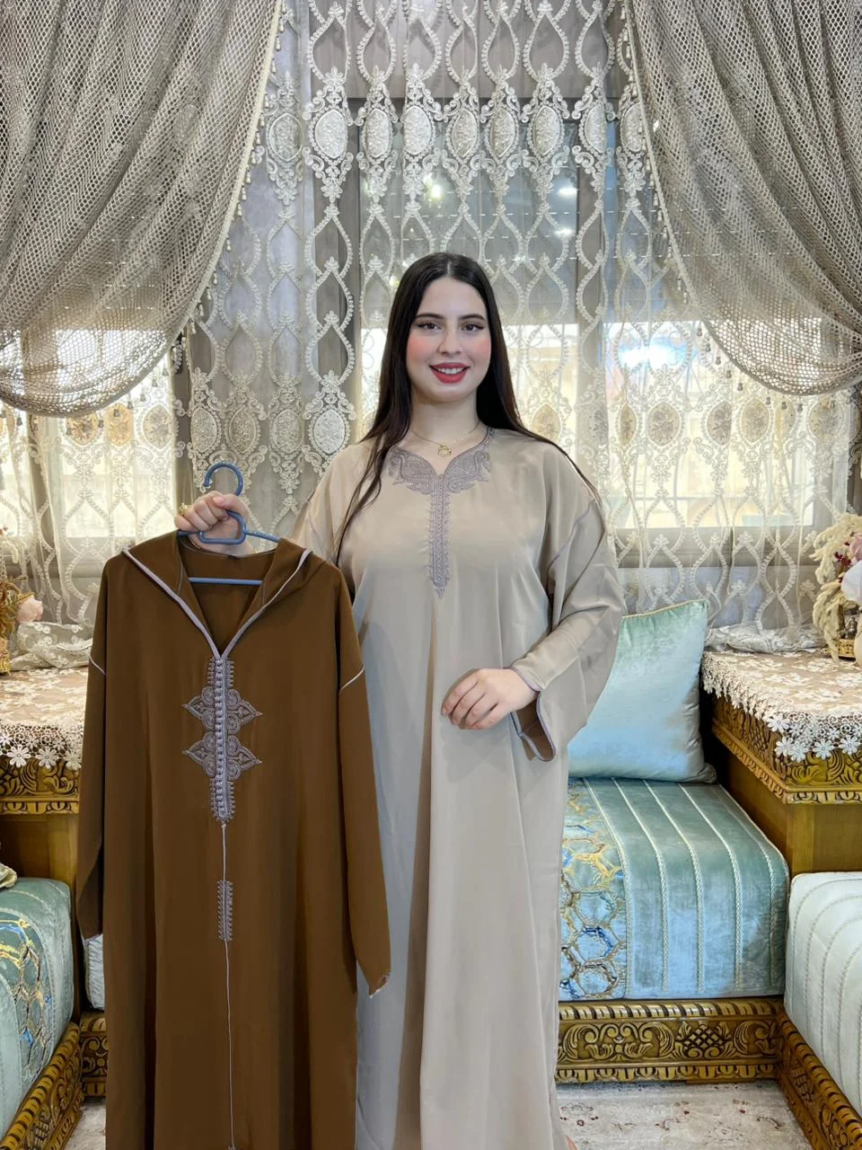 *🛍️لإطلالة أنيقة وملفتة بكل تفاصيلها 💎*  جلابا 2 بيس طاي انيقة💰 لثمن: 350 درهم فقط 🚚 التوصيل مجاني لجميع مدن المغرب 🇲🇦