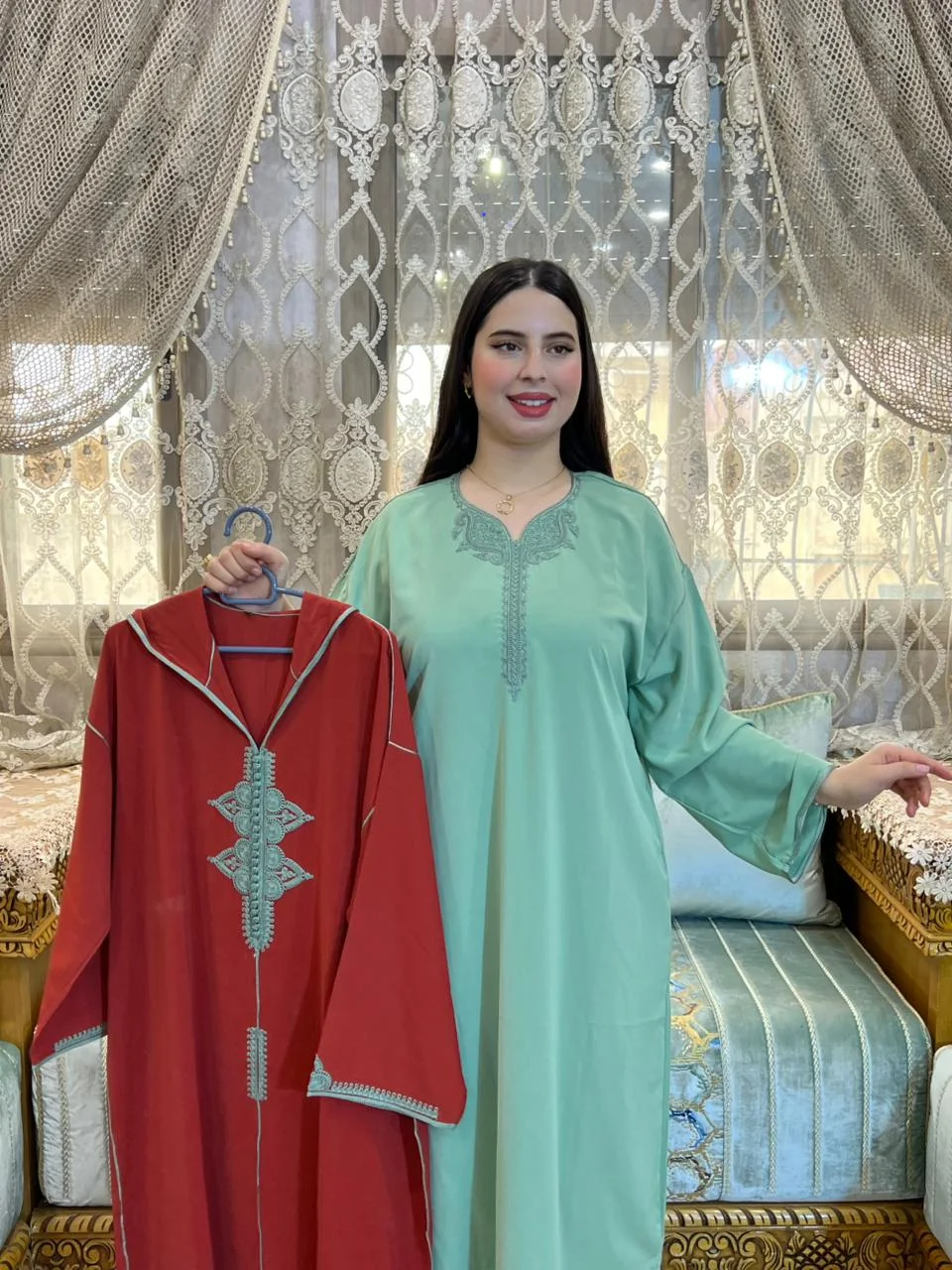 *🛍️لإطلالة أنيقة وملفتة بكل تفاصيلها 💎*  جلابا 2 بيس طاي انيقة💰 لثمن: 350 درهم فقط 🚚 التوصيل مجاني لجميع مدن المغرب 🇲🇦