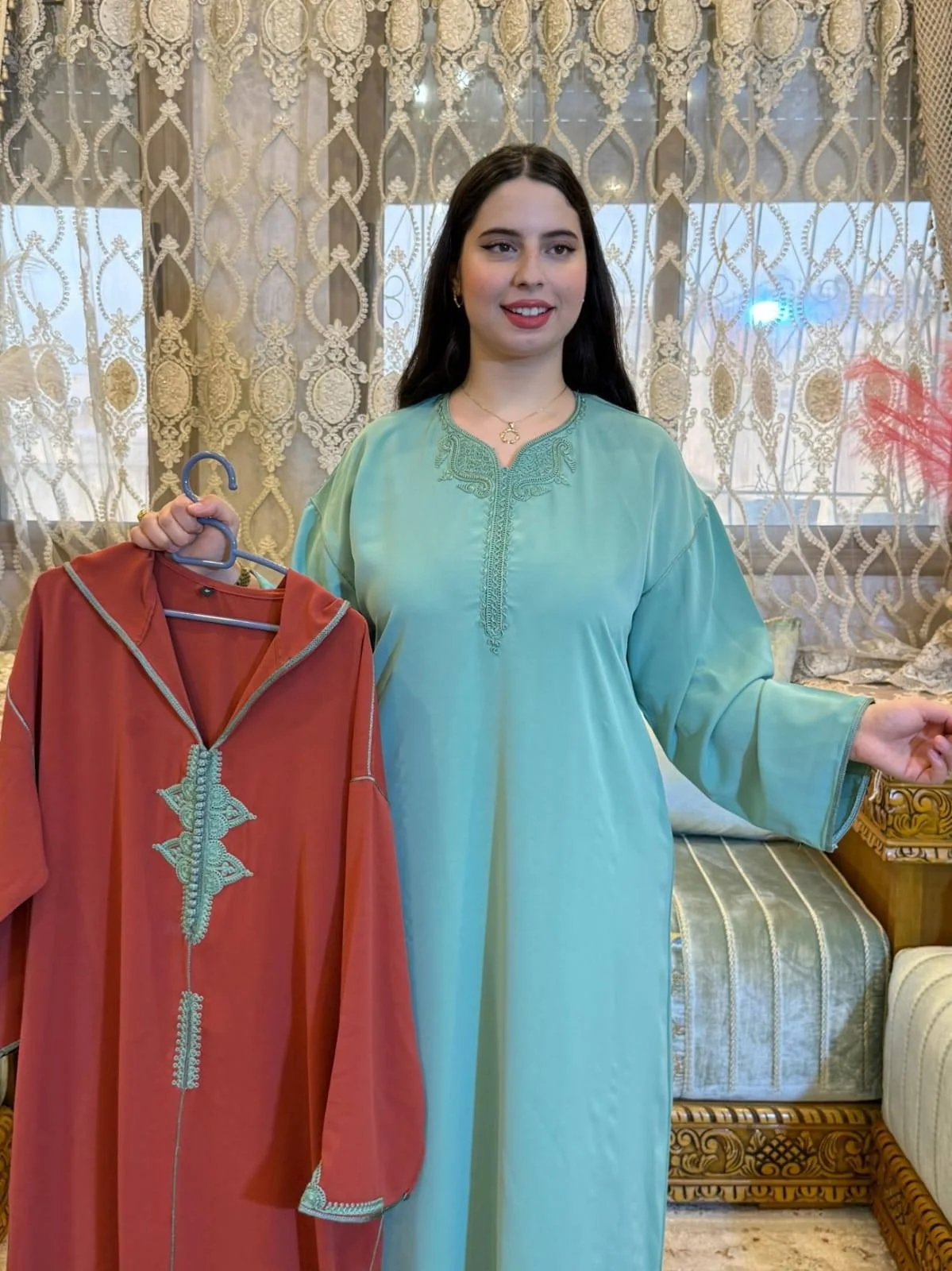 *🛍️لإطلالة أنيقة وملفتة بكل تفاصيلها 💎*  جلابا 2 بيس طاي انيقة💰 لثمن: 350 درهم فقط 🚚 التوصيل مجاني لجميع مدن المغرب 🇲🇦