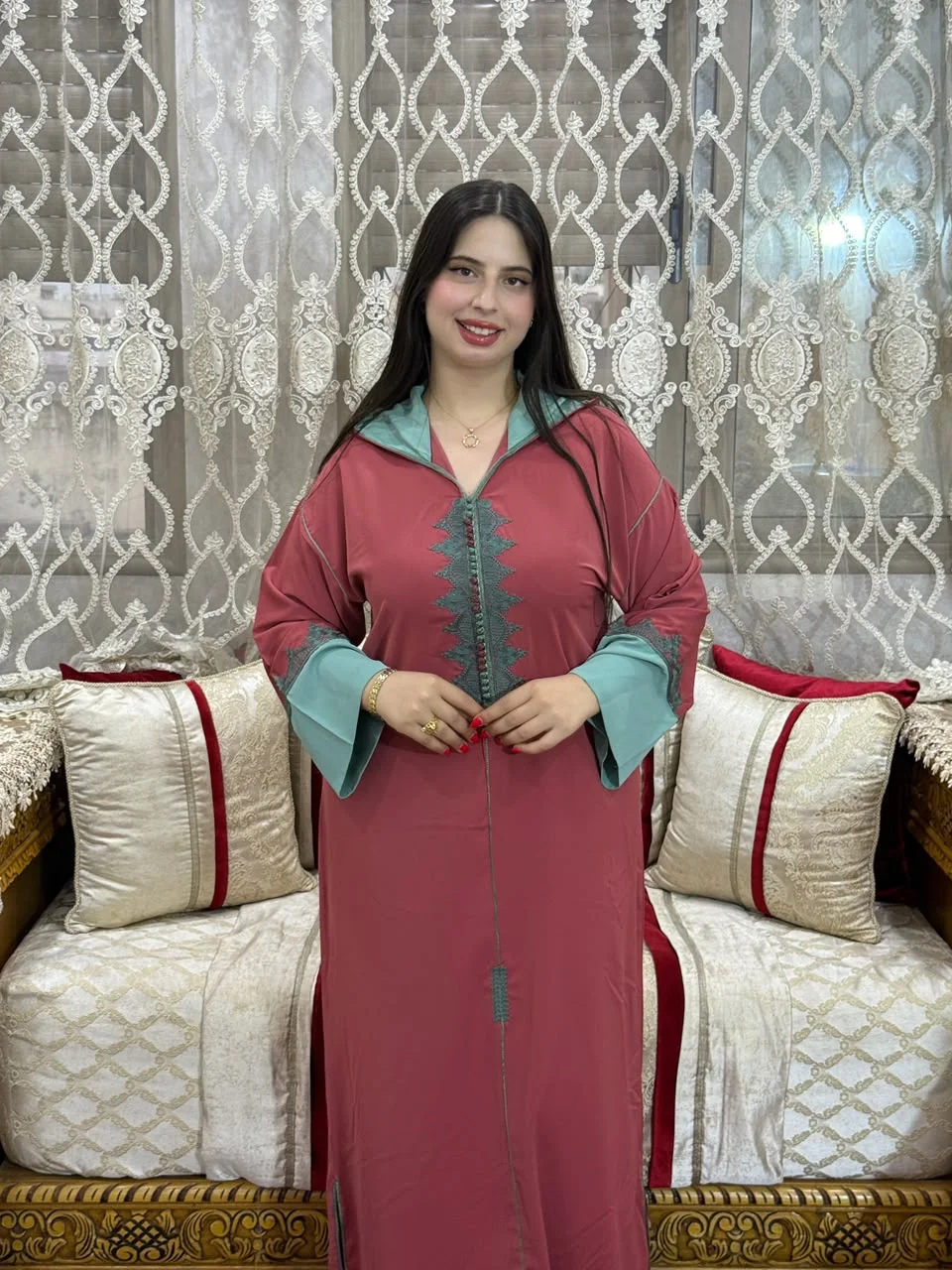 *🛍️لإطلالة أنيقة وملفتة بكل تفاصيلها 💎*  جلابا  انيقة💰 لثمن: 250 درهم فقط 🚚 التوصيل مجاني لجميع مدن المغرب 🇲🇦