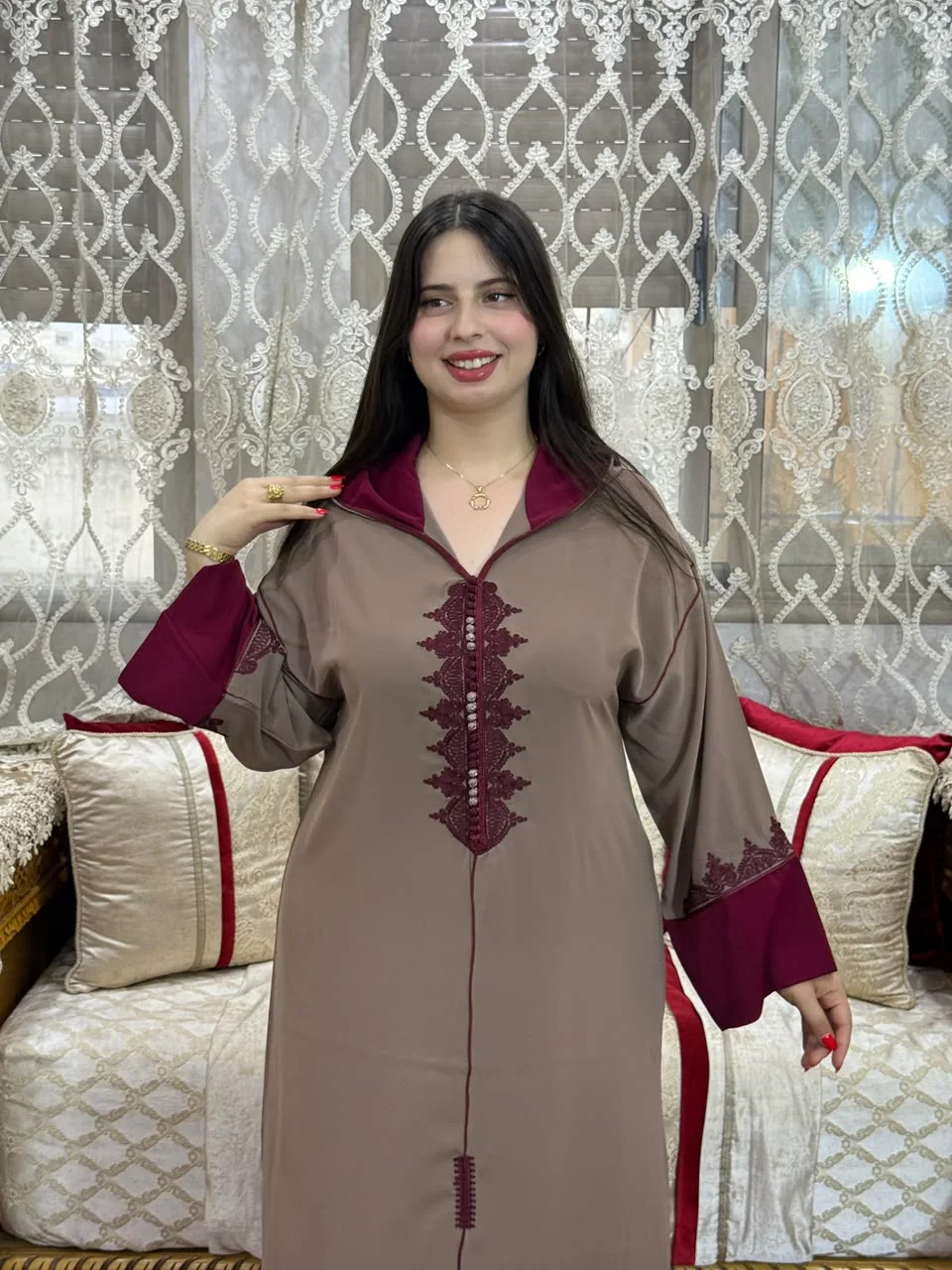 *🛍️لإطلالة أنيقة وملفتة بكل تفاصيلها 💎*  جلابا  انيقة💰 لثمن: 250 درهم فقط 🚚 التوصيل مجاني لجميع مدن المغرب 🇲🇦