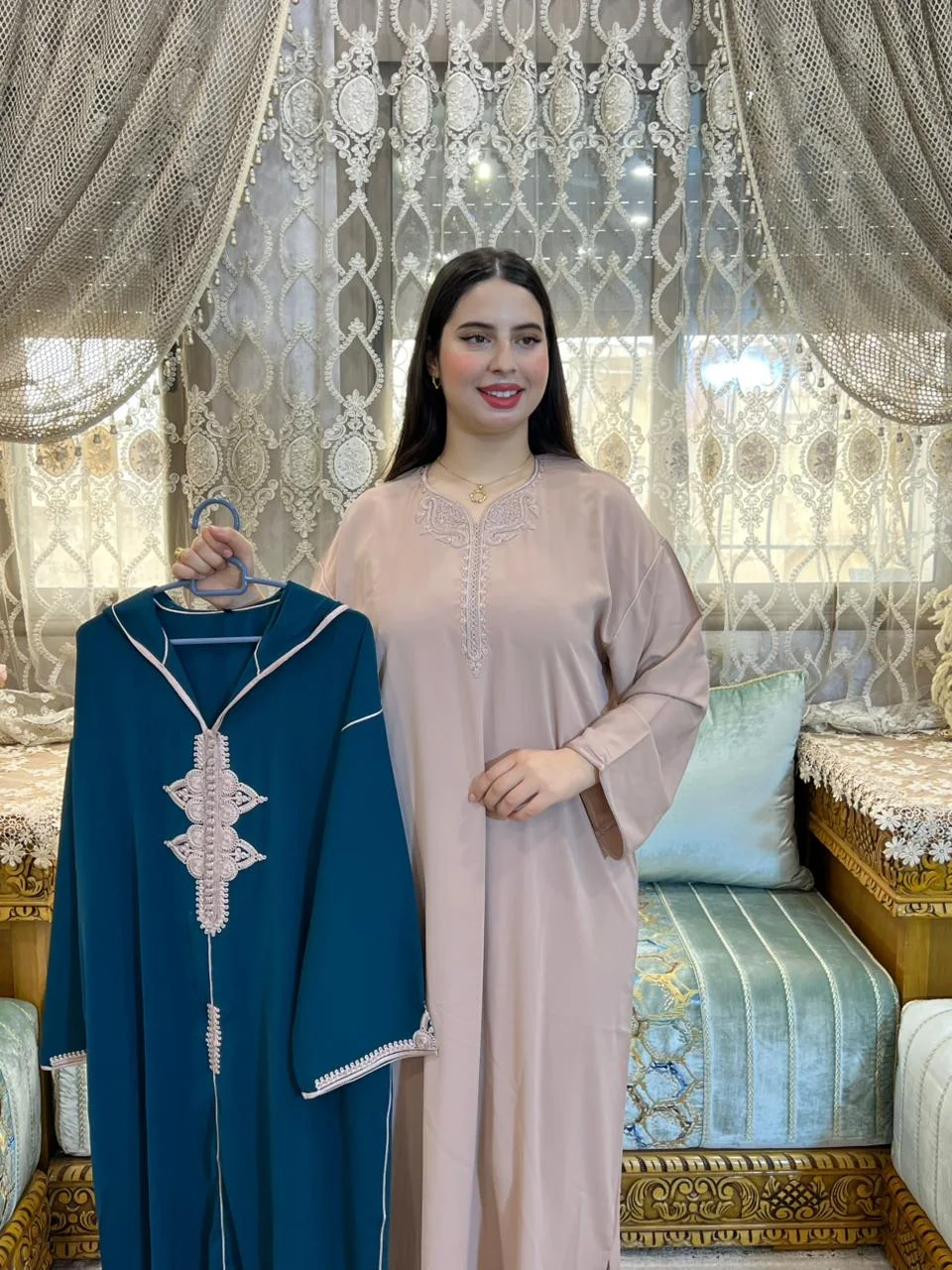 *🛍️لإطلالة أنيقة وملفتة بكل تفاصيلها 💎*  جلابا 2 بيس طاي انيقة💰 لثمن: 350 درهم فقط 🚚 التوصيل مجاني لجميع مدن المغرب 🇲🇦