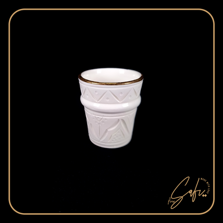 كأس قهوة صغير من الفخار