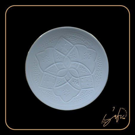 صحن منقوش مذهب