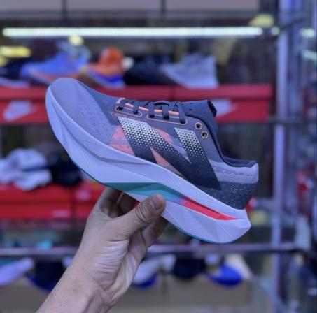 New Balance Elite V4