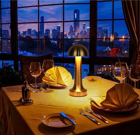 💡 مصباح طاولة أنيق وقابل للشحن: تصميم نوردك كلاسيكي مع خاصية التعتيم باللمس، مثالي للمكاتب، الفنادق، والمطاعم. 🔋 يعمل بالبطارية وقابل للشحن عبر USB. أنيق، عملي، ومناسب لكل مكان! 🌟