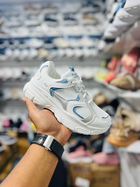 💙 راحة وأناقة: سبرديلة نسائية بتصميم عصري وجذاب، مع رباط عملي وسوميلة مريحة، تضمن لكِ الراحة والأناقة في كل يوم. ✨توصيل مجاني حتى باب دارك!✨