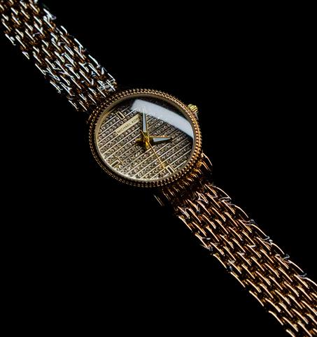 ✨ ساعة نسائية فاخرة باللون الذهبي – لمسة من الأناقة في معصمك ✨