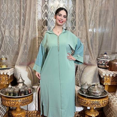 جلابة مغربية أنيقة بتصميم عصري