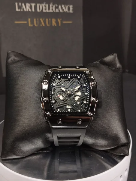 ساعة الرجالية  تأتي بلون أسود كلي يجسد الأناقة والجرأة في آن واحد.