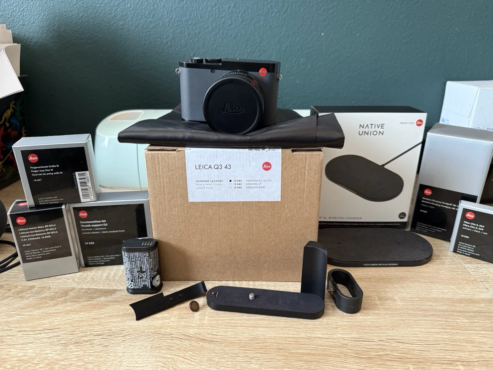 Leica Q3 43 - Black (19084) APO-Summicron 43mm F2.0 MINT with Leica Accessories