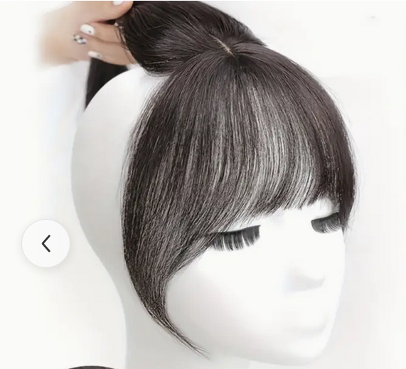 شعر أمامي مستعار للنساء وهو عبارة عن قطعة شعر مستعار تتميز بخط أمامي طبيعي جداً، مما يعطي انطباعاً بأن الشعر ينمو من فروة الرأس مباشرة.