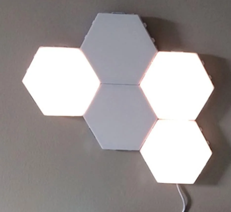 لمبة حائط LED ذكية باللمس : تصميم سداسي عصري وإضاءة أنيقة للمنازل الحديثة