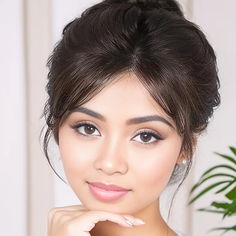 شعر أمامي مستعار للنساء وهو عبارة عن قطعة شعر مستعار تتميز بخط أمامي طبيعي جداً، مما يعطي انطباعاً بأن الشعر ينمو من فروة الرأس مباشرة.