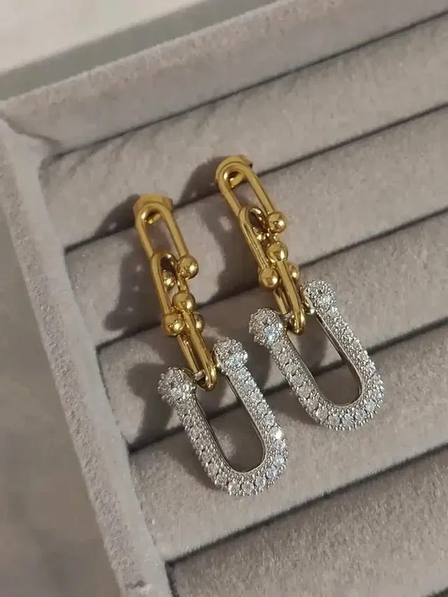 Those earrings ✨🤍