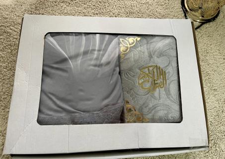 الألبسة الشرعية والكتب الدينية