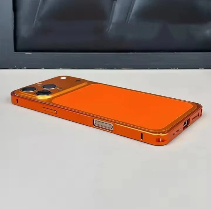 غطاء يمنح آيفونك مظهر iPhone 17 Pro Max