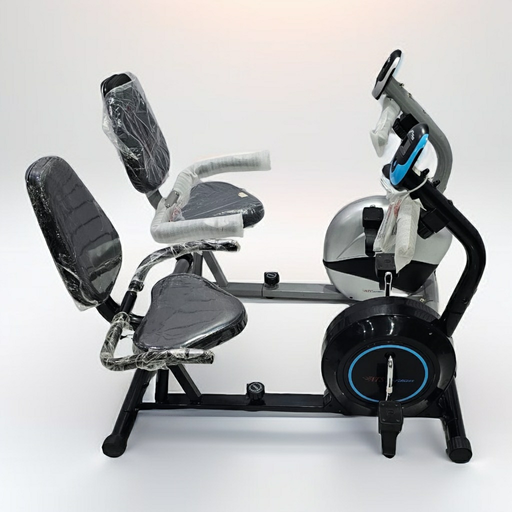 دراجة رياضية ثابتة (exercise bike)، وتحديداً من النوع الاستلقائي (recumbent bike) نظرًا لوضعية المقعد والظهر.