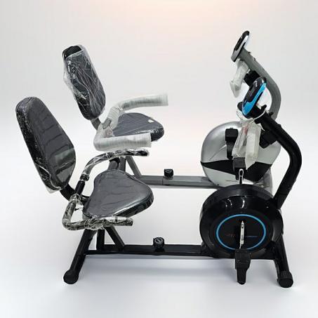 دراجة رياضية ثابتة (exercise bike)، وتحديداً من النوع الاستلقائي (recumbent bike) نظرًا لوضعية المقعد والظهر.