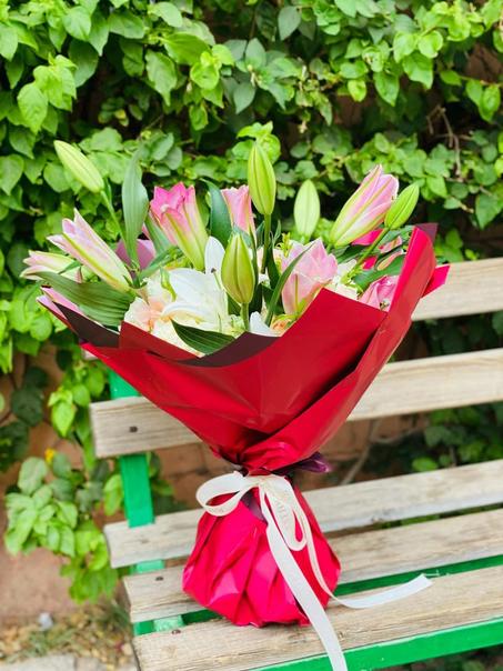 Bouquet de le lise rose et rose blanche