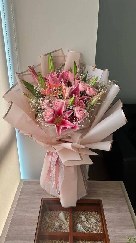 Bouquet de roses rose et le lise rose