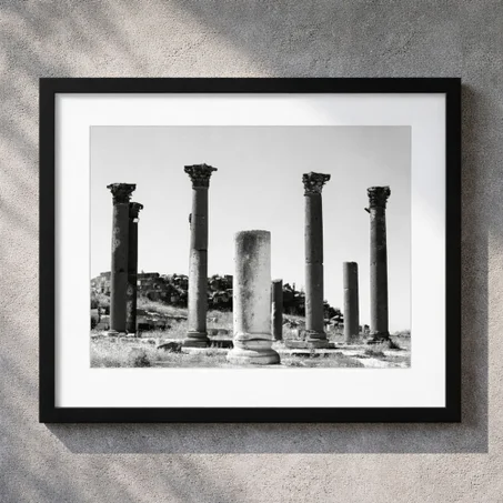 لوحة أعمدة أم قيس - أبيض وأسود (40x50 cm)