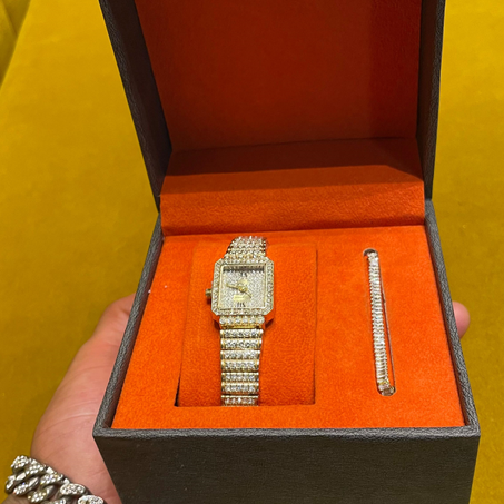 ساعة فاخرة + سوار أنيق… الرقي في صندوق واحد