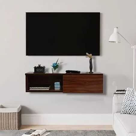 رف خشبي بتفاصيل تقليدية ولمسة كلاسيكية راقية.