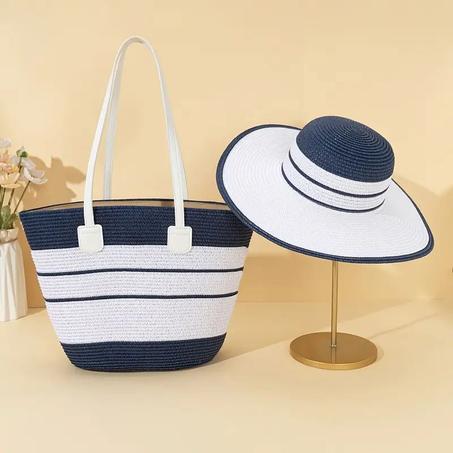 حقيبة صيفية أنيقة مع قبعة.