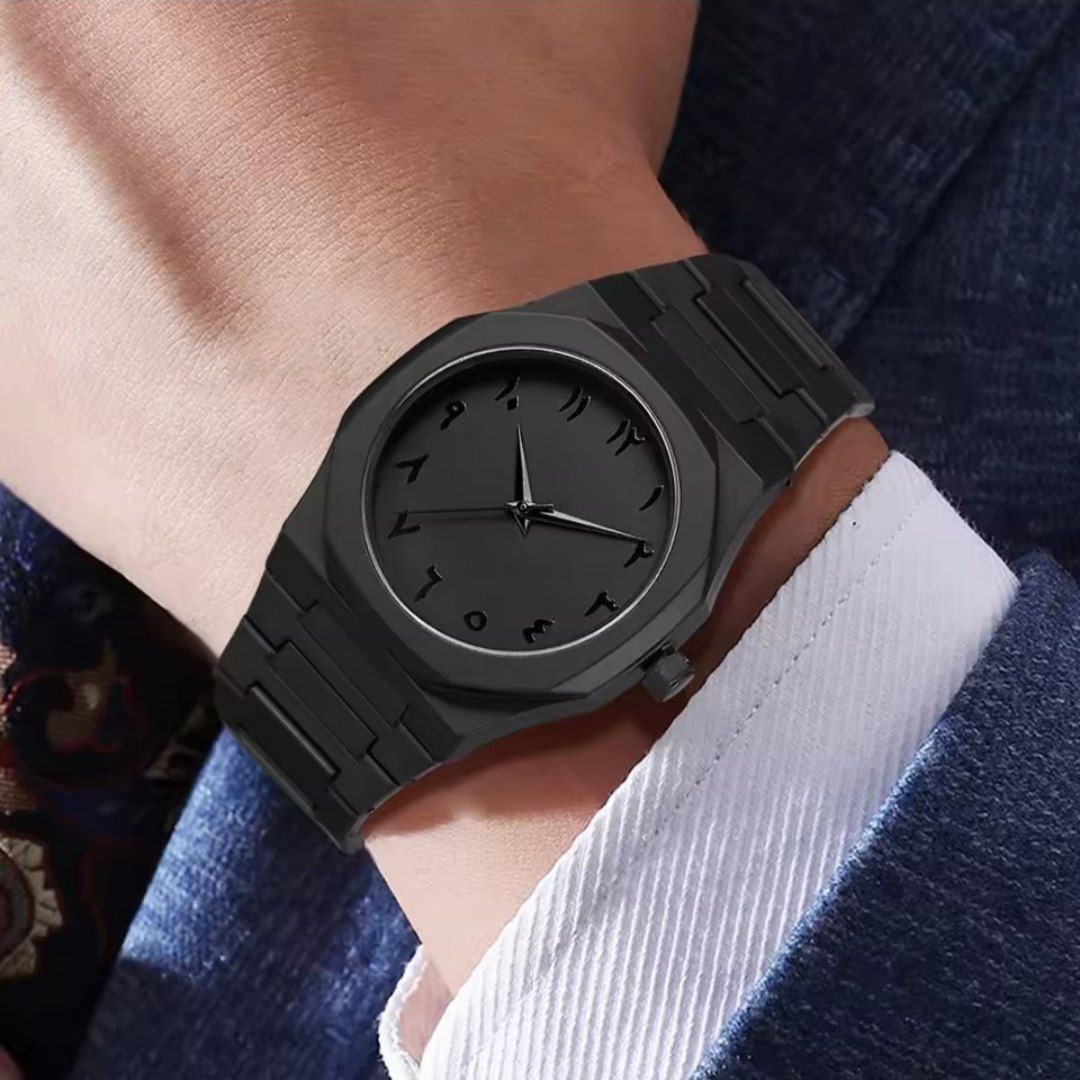 Montre de luxe pour homme noire au design moderne avec chiffres arabes – Élégance et distinction absolues