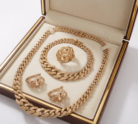 طقم إكسسوارات أنيق مطلي بلون الذهب – لا يسود ولا يبهت | ضمان سنة