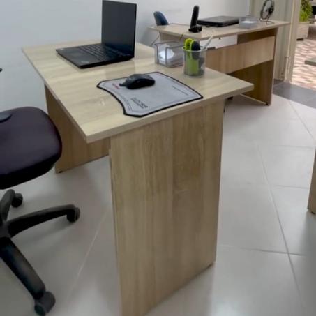 مكتب خشبي أنيق لإضافة لمسة جمالية إلى مكان العمل