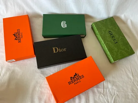 محافظ يد نسائية