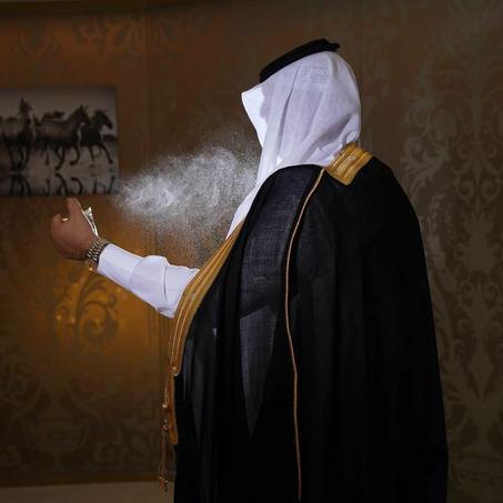 جاذبية لا تقاوم في كل رشة من عطر جولدن لور فيرومون