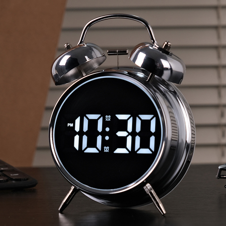 🕰️ منبه ديجيتال بتصميم كلاسيكي – أناقة الزمن في لمسة عصرية