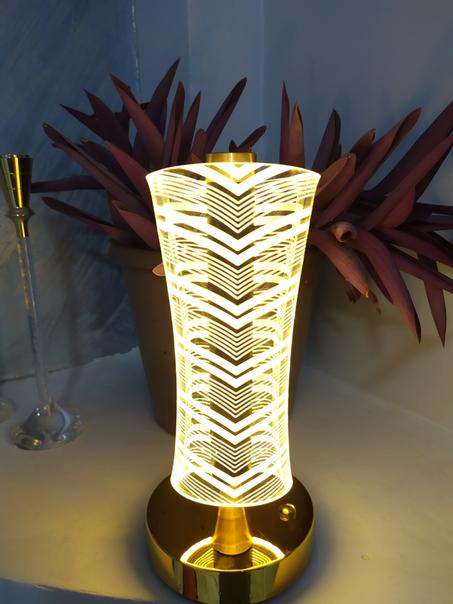 مصباح كريستال بتصميم فني متلالئ