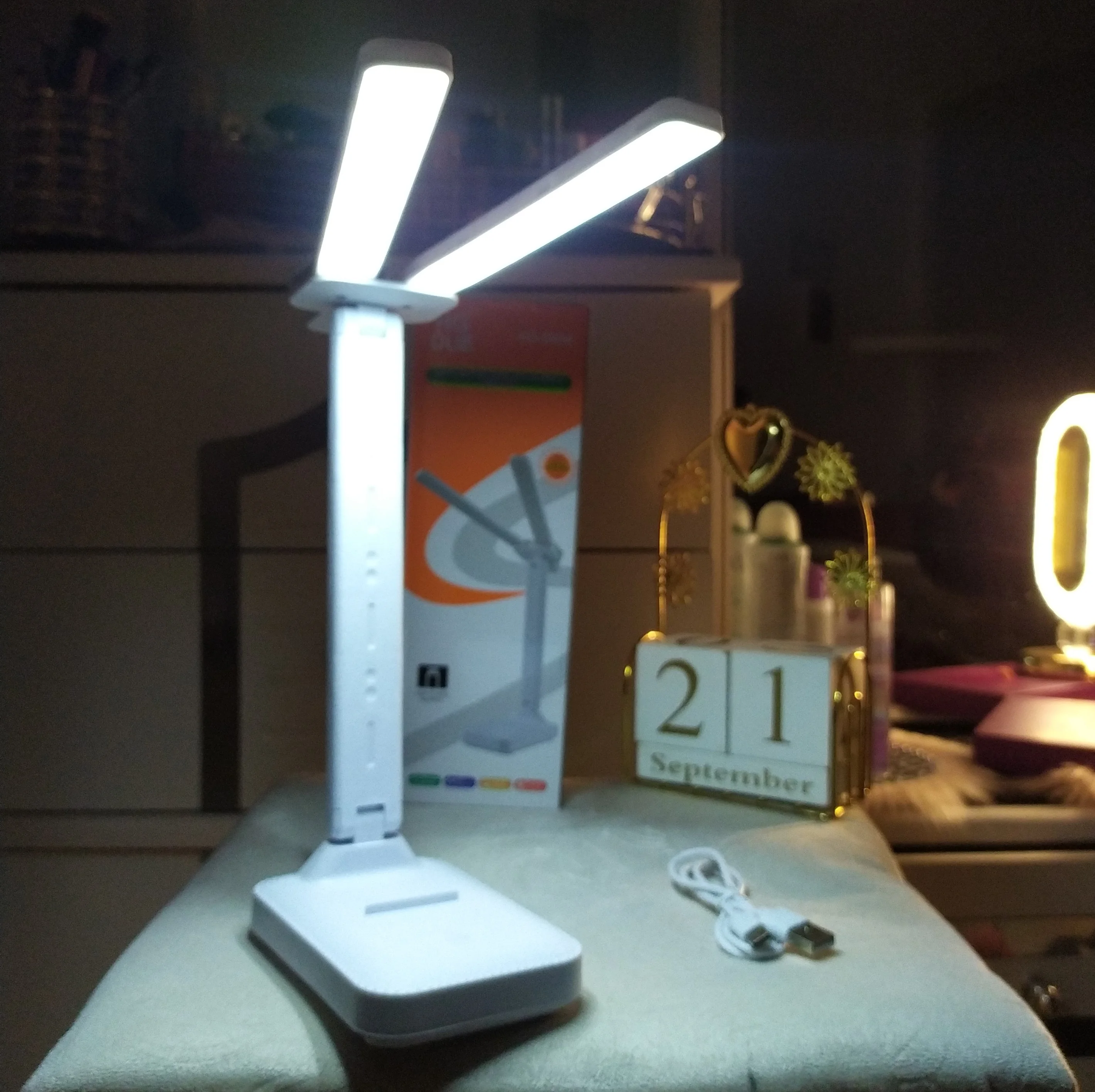 مصباح للإضاءة مع مكان لوضع هاتف.