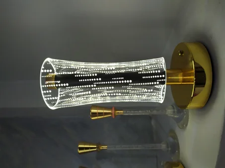 مصباح كريستال بتصميم فني متلالئ