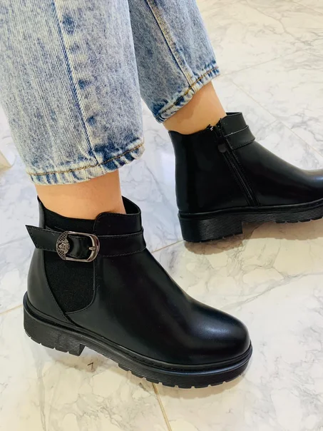 "Élégance à Vos Pieds : Découvrez Notre Collection de Bottes pour Femmes"