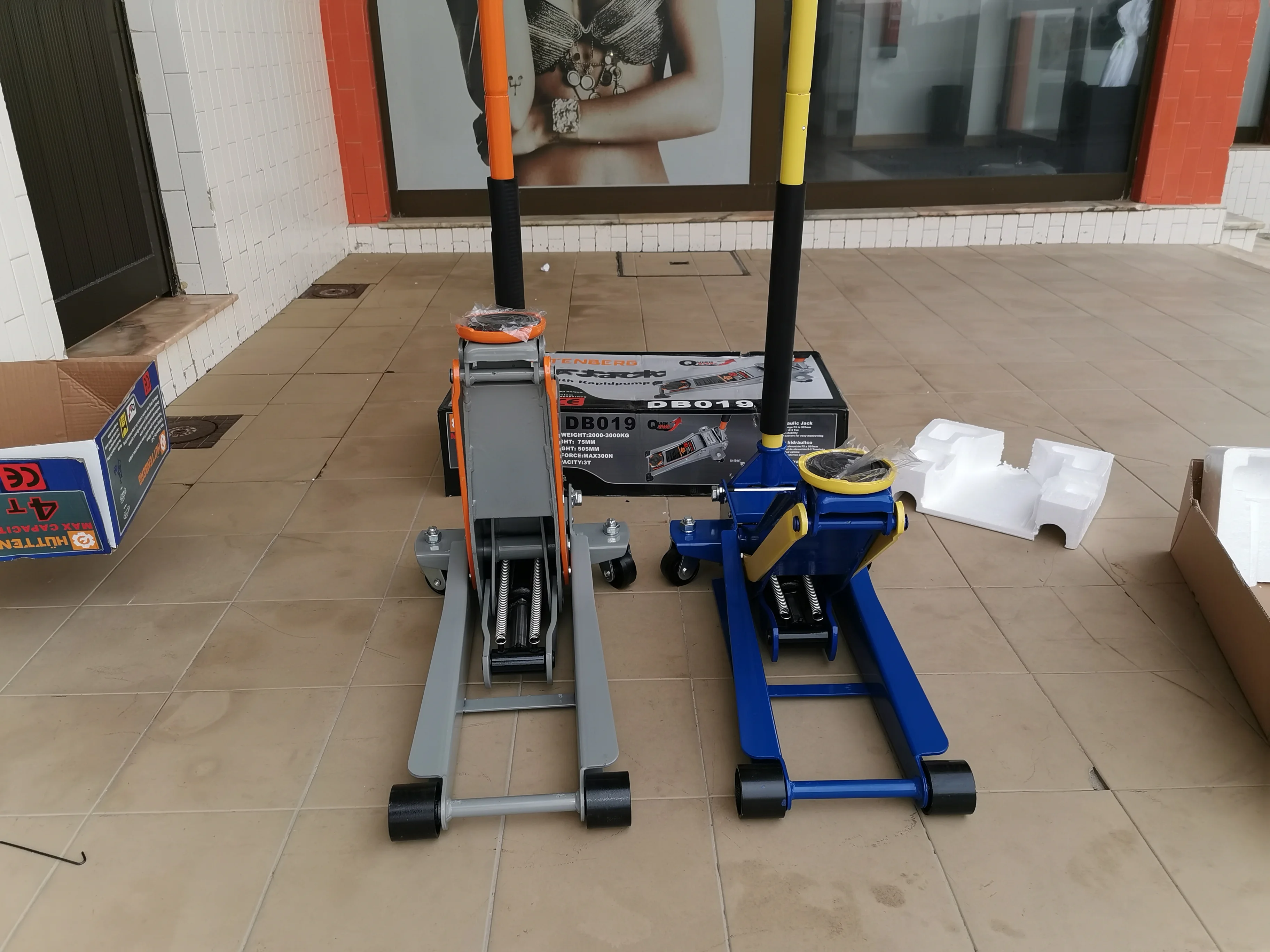 Potente gato hidráulico elevador de 4 ton. de doble pistón con perfil bajo de 7.5mm y gran Angulo de altura máxima a 505mm.