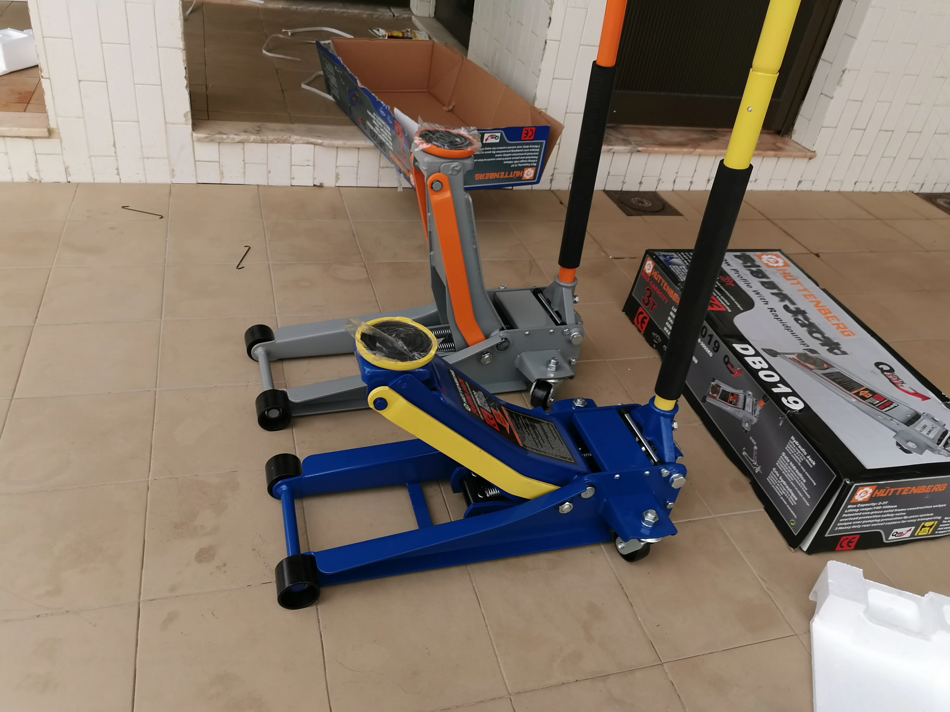 Potente gato hidráulico elevador de 4 ton. de doble pistón con perfil bajo de 7.5mm y gran Angulo de altura máxima a 505mm.