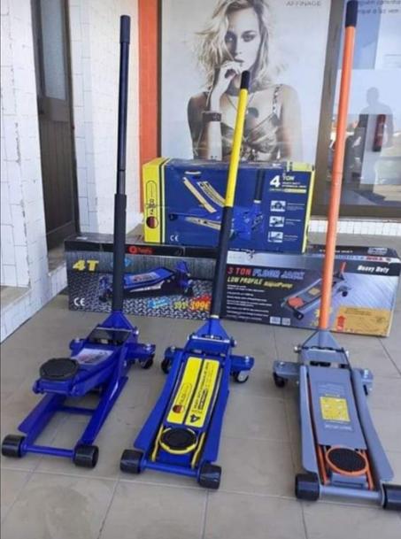 Potente gato hidráulico elevador de 4 ton. de doble pistón con perfil bajo de 7.5mm y gran Angulo de altura máxima a 505mm.