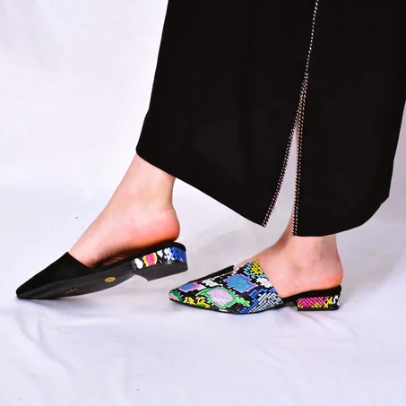 Mules plates  à bout pointu  EN  NOIR