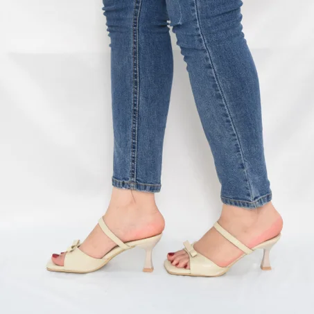 Sandales à talon mi-haut et fines brides - blanc cassé